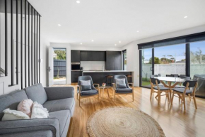 Spacious Coastal Living Central Torquay
